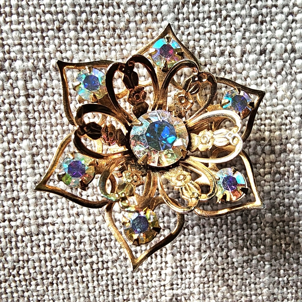 Vintage Gold-tone Aurora Borealis Brooch. Small Sparkling flower. 1960's